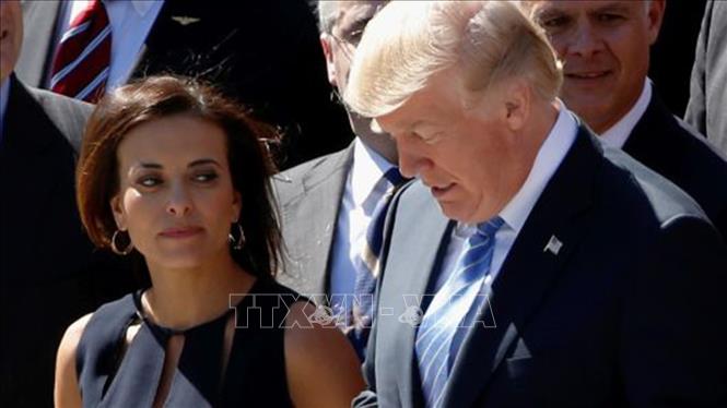 Trong ảnh: Bà Dina Powell (trái) lúc đảm đương chức Phó Cố vấn An ninh quốc gia tháp tùng Tổng thống Mỹ Donald Trump (phải). Ảnh: Reuters/ TTXVN