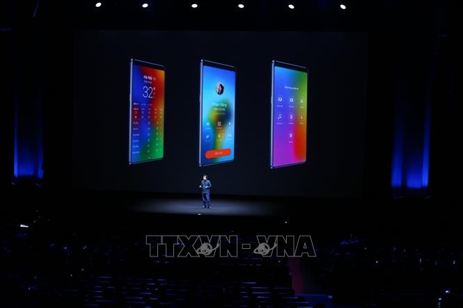 Trong ảnh: Kỹ sư của BKAV giới thiệu về thiết kế của Bphone 3. Ảnh: Minh Quyết - TTXVN