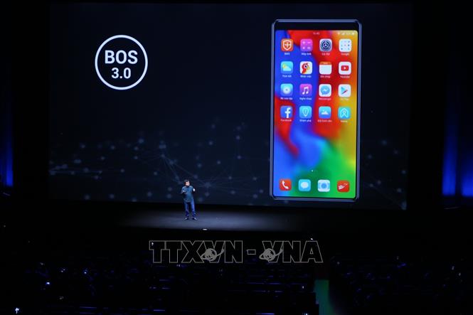 Trong ảnh: Kỹ sư của BKAV giới thiệu về thiết kế của Bphone 3. Ảnh: Minh Quyết - TTXVN