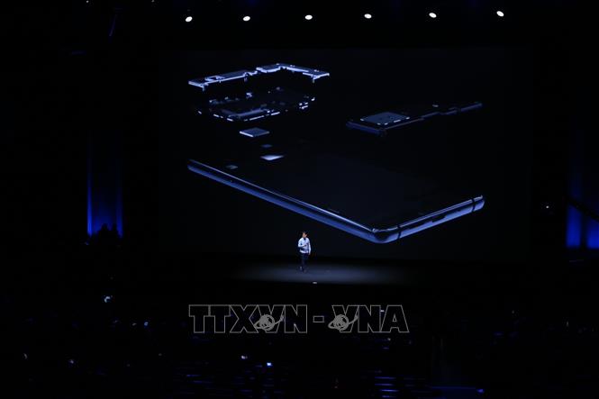 Trong ảnh: Kỹ sư của BKAV giới thiệu về thiết kế của Bphone 3. Ảnh: Minh Quyết - TTXVN
