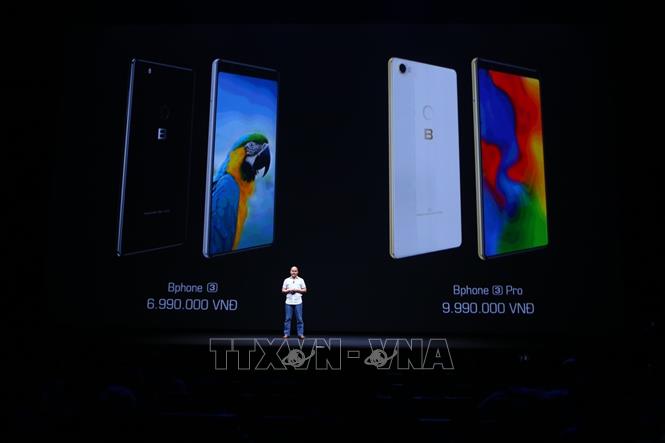 Trong ảnh: Chủ tịch Bkav Nguyễn Tử Quảng công bố giá của Bphone 3. Ảnh: Minh Quyết - TTXVN