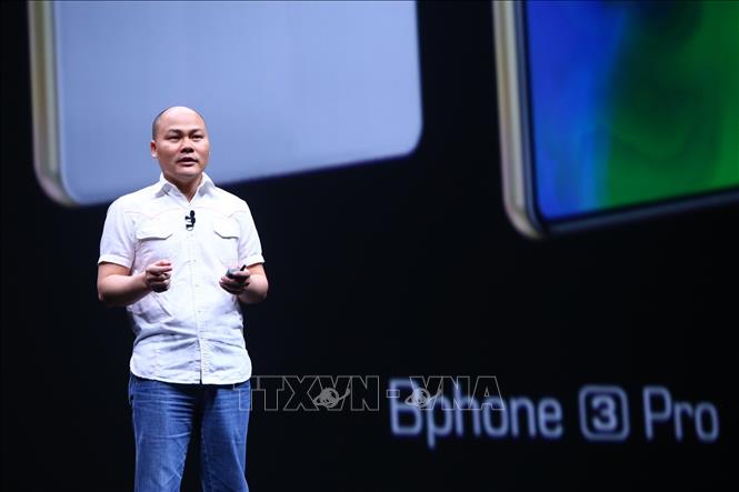 Trong ảnh: Chủ tịch Bkav Nguyễn Tử Quảng giới thiệu của Bphone 3. Ảnh: Minh Quyết - TTXVN