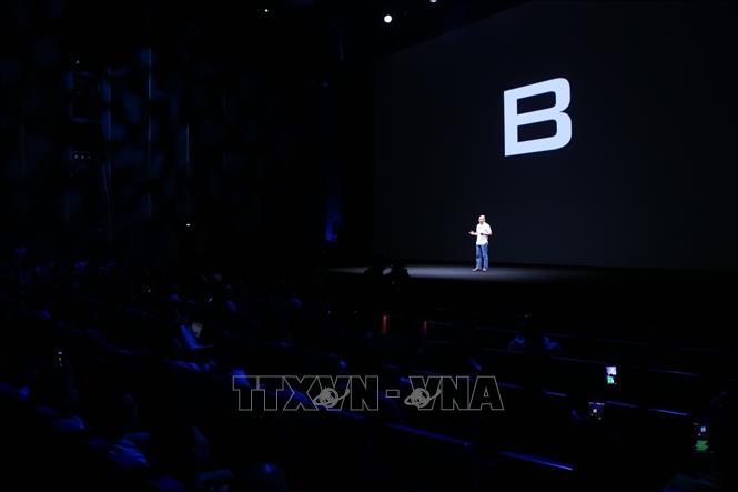 Trong ảnh: Chủ tịch Bkav Nguyễn Tử Quảng giới thiệu của Bphone 3. Ảnh: Minh Quyết - TTXVN