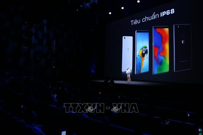Trong ảnh: Kỹ sư Bkav giới thiệu về thiết kế sản phẩm Bphone 3. Ảnh: Minh Quyết - TTXVN