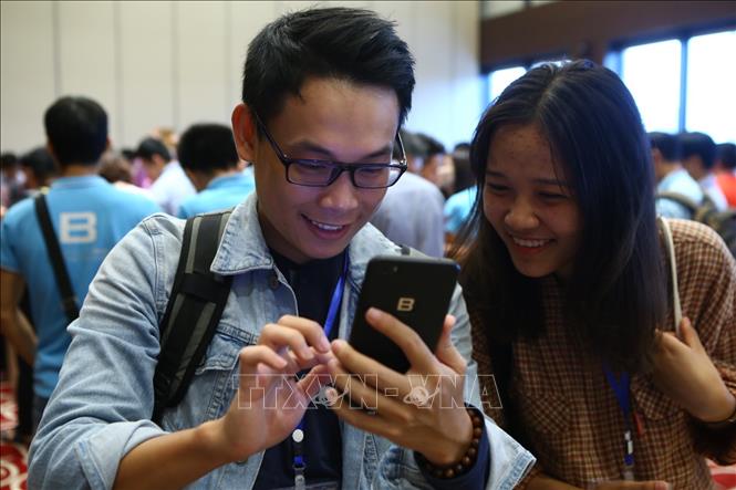 Trong ảnh: Khách mời trải nghiệm Bphone 3 mới được ra mắt. Ảnh: Minh Quyết - TTXVN