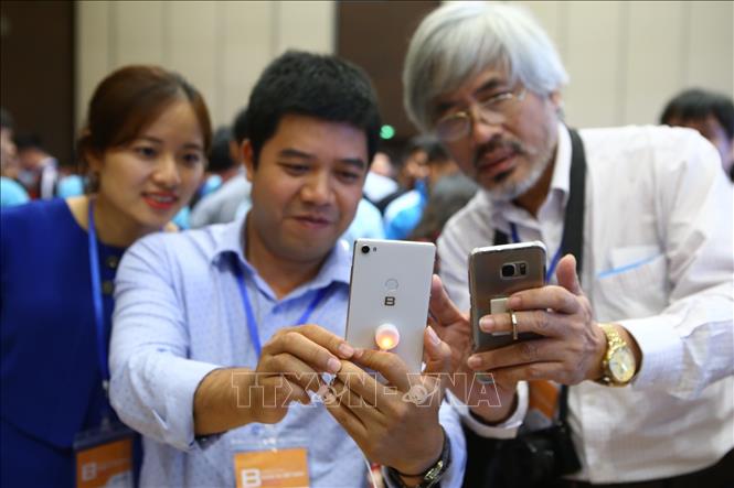 Trong ảnh: Khách mời trải nghiệm Bphone 3 mới được ra mắt. Ảnh: Minh Quyết - TTXVN