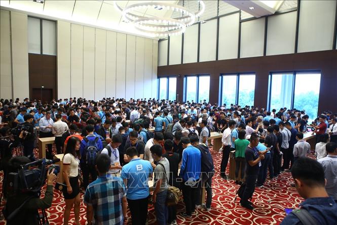 Trong ảnh: Khách mời trải nghiệm Bphone 3 mới được ra mắt. Ảnh: Minh Quyết - TTXVN