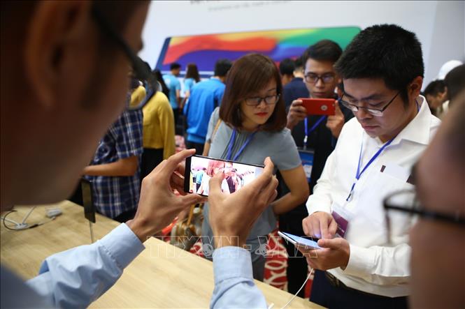 Trong ảnh: Khách mời trải nghiệm Bphone 3 mới được ra mắt. Ảnh: Minh Quyết - TTXVN
