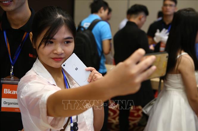 Trong ảnh: Khu trải nghiệm BPhone 3 vừa được ra mắt. Ảnh: Minh Quyết - TTXVN