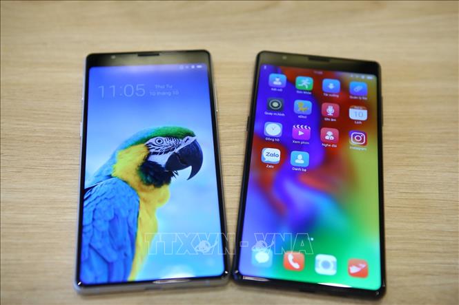 Trong ảnh: 2 sản phẩm Bphone 3 vừa được ra mắt. Ảnh: Minh Quyết - TTXVN
