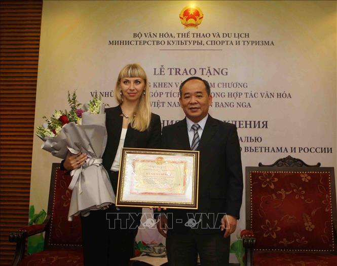 Trong ảnh: Thứ trưởng Bộ Văn hóa, Thể thao và Du lịch Lê Khánh Hải tặng Kỷ niệm chương vì sự nghiệp văn hóa, thể thao và du lịch cho bà Shaffinskaya Natalia – Giám đốc Trung tâm Khoa học và Văn hóa Nga tại Hà Nội. Ảnh: Thanh Tùng-TTXVN