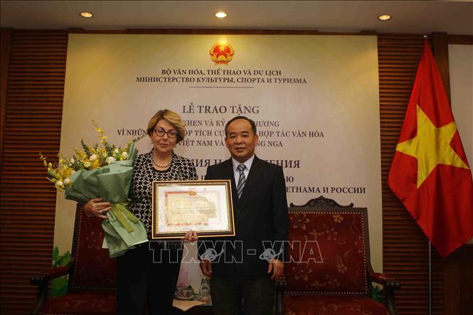 Trong ảnh:  Thứ trưởng Lê Khánh Hải tặng Bằng khen của Bộ trưởng Bộ Văn hóa, Thể thao và Du lịch cho Trung tâm Khoa học và Văn hóa Nga tại Hà Nội vì những thành tích trong hợp tác giao lưu văn hóa Việt Nam – Nga, góp phần phát triển quan hệ hợp tác đối tác chiến lược toàn diện Việt Nam - Nga. Ảnh: Thanh Tùng-TTXVN