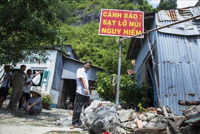 Trong ảnh: Những hòn đá to đã rơi vào nhà dân gây thiệt hại về người và của. Ảnh: Hồng Đạt-TTXVN
 