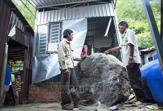 Trong ảnh: Hòn đá nặng hàng tấn rơi vào nhà ông Nguyễn Văn Dương ở tổ 7, khu phố Hòa Lập, thị trấn Kiên Lương, huyện Kiên Lương. Ảnh: Hồng Đạt-TTXVN
