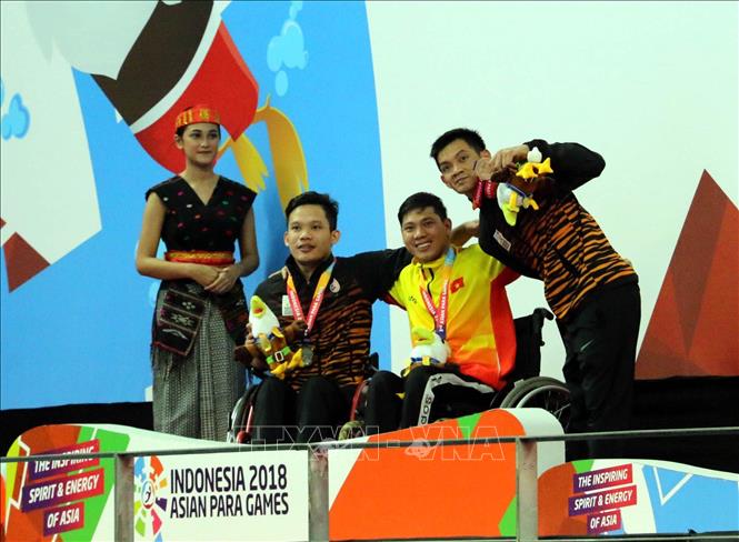 Trong ảnh: VĐV Võ Thanh Tùng (thứ 2 từ phải sang) trên bục nhận huy chương. Ảnh: Hải Ngọc-TTXVN