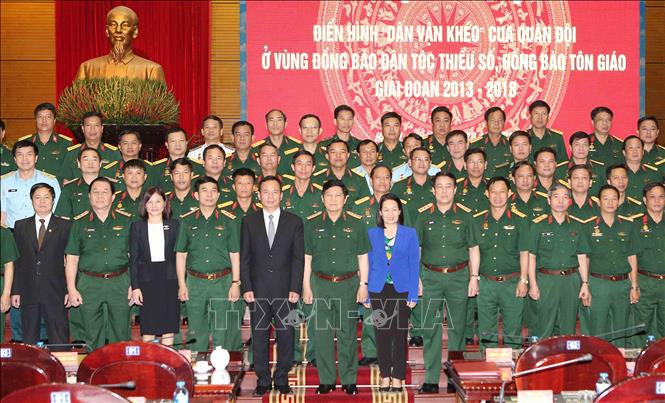 Trong ảnh: Đại tướng Ngô Xuân Lịch, Ủy viên Bộ Chính trị, Bộ trưởng Bộ Quốc phòng với các đại biểu. Ảnh: Dương Giang – TTXVN