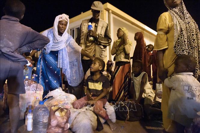 Trong ảnh: Người di cư châu Phi bị trục xuất khỏi Tamanrasset, miền nam Algeria ngày 2/7/2018. Ảnh: AFP/TTXVN