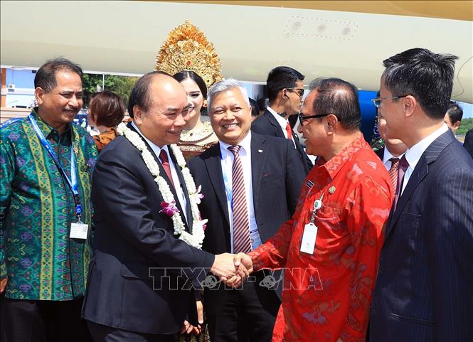 Trong ảnh: Đại diện Chính phủ Indonesia đón Thủ tướng Nguyễn Xuân Phúc tại sân bay quốc tế Ngurah Rai, thành phố Bali. Ảnh: Thống Nhất – TTXVN

