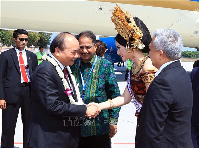 Trong ảnh: Đại diện Chính phủ Indonesia đón Thủ tướng Nguyễn Xuân Phúc tại sân bay quốc tế Ngurah Rai, thành phố Bali. Ảnh: Thống Nhất – TTXVN
