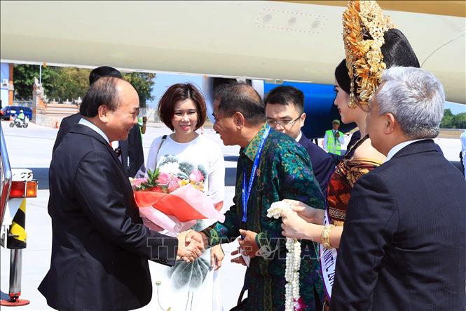 Trong ảnh: Đại diện Chính phủ Indonesia đón Thủ tướng Nguyễn Xuân Phúc tại sân bay quốc tế Ngurah Rai, thành phố Bali. Ảnh: Thống Nhất – TTXVN
