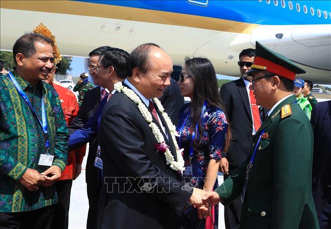 Trong ảnh: Cán bộ Đại sứ quán Việt Nam đón Thủ tướng Nguyễn Xuân Phúc tại sân bay quốc tế Ngurah Rai, thành phố Bali. Ảnh: Thống Nhất – TTXVN
