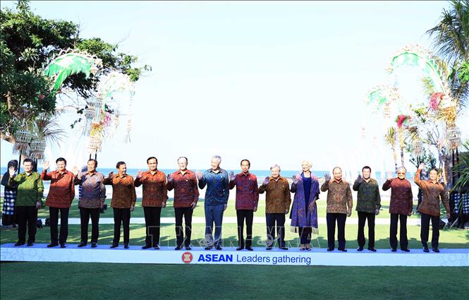 Trong ảnh: Thủ tướng Nguyễn Xuân Phúc (thứ 4 từ phải sang), Tổng Thư ký Liên hợp quốc Antonio Guterres (thứ 6 từ phải sang), Chủ tịch Ngân hàng thế giới Jim Yong Kim (thứ 6 từ trái sang), Tổng giám đốc Quỹ Tiền tệ quốc tế Christine Lagarde (thứ 5 từ phải sang), các Nhà lãnh đạo ASEAN và Tổng Thư ký ASEAN Lim Jock Hoi (ngoài cùng bên trái) chụp ảnh chung. Ảnh: Thống Nhất – TTXVN