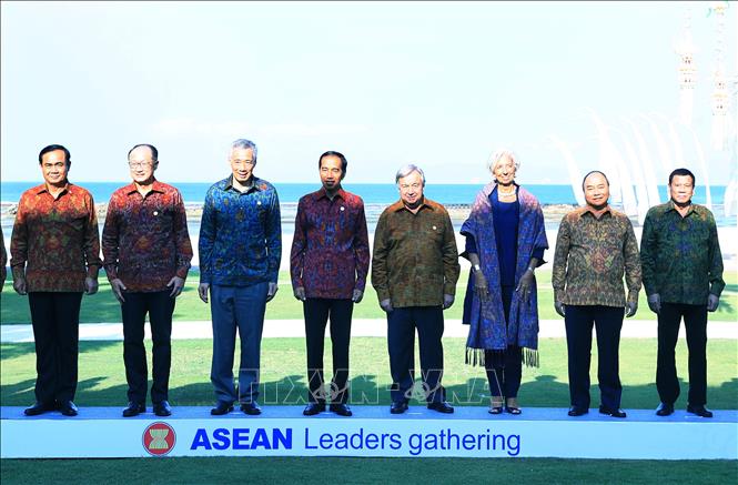 Trong ảnh: Thủ tướng Nguyễn Xuân Phúc (thứ 2 từ phải sang), Tổng Thư ký Liên hợp quốc Antonio Guterres (thứ 4 từ phải sang), Chủ tịch Ngân hàng thế giới Jim Yong Kim (thứ 2 từ trái sang), Tổng giám đốc Quỹ Tiền tệ quốc tế Christine Lagarde (thứ 3 từ phải sang) và các Nhà lãnh đạo ASEAN chụp ảnh chung. Ảnh: Thống Nhất – TTXVN