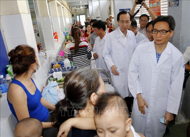 Trong ảnh: Phó Thủ tướng Vũ Đức Đam thăm hỏi thân nhân các bệnh nhi tại Bệnh viện Nhi đồng 1. Ảnh: Hoàng Hải-TTXVN