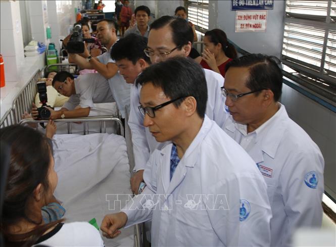 Trong ảnh: Phó Thủ tướng Vũ Đức Đam thăm hỏi thân nhân các bệnh nhi tại Bệnh viện Nhi đồng 1. Ảnh: Hoàng Hải-TTXVN