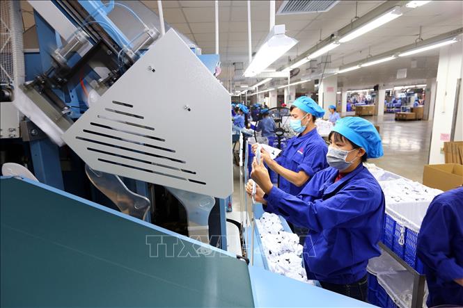 Trong ảnh: Dây chuyền sản xuất và đóng gói tất xuất khẩu tại Công ty TNHH Jasan Việt Nam, vốn đầu tư của Trung Quốc, tại Khu công nghiệp VSIP Hải Phòng. Ảnh: Danh Lam – TTXVN