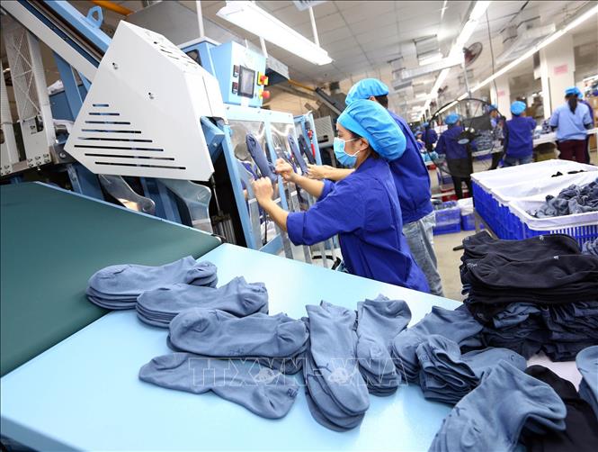 Trong ảnh: Dây chuyền sản xuất và đóng gói tất xuất khẩu tại Công ty TNHH Jasan Việt Nam, vốn đầu tư của Trung Quốc, tại Khu công nghiệp VSIP Hải Phòng. Ảnh: Danh Lam – TTXVN