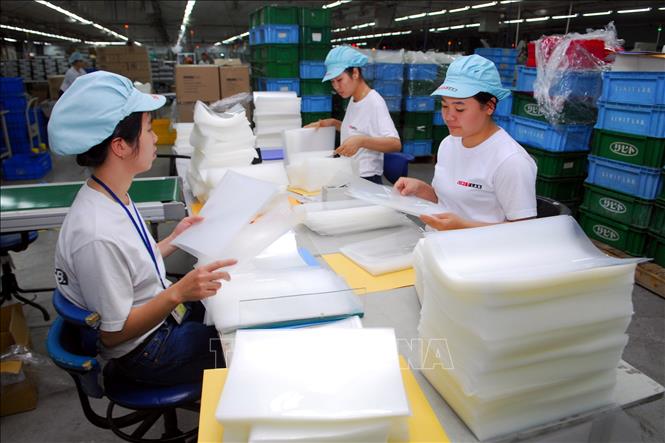 Trong ảnh: Sản xuất thiết bị văn phòng tại Công ty TNHH LIHIT LAB Việt Nam (vốn đầu tư của Nhật Bản), tại khu công nghiệp Nomura (Hải Phòng). Ảnh: Danh Lam – TTXVN
