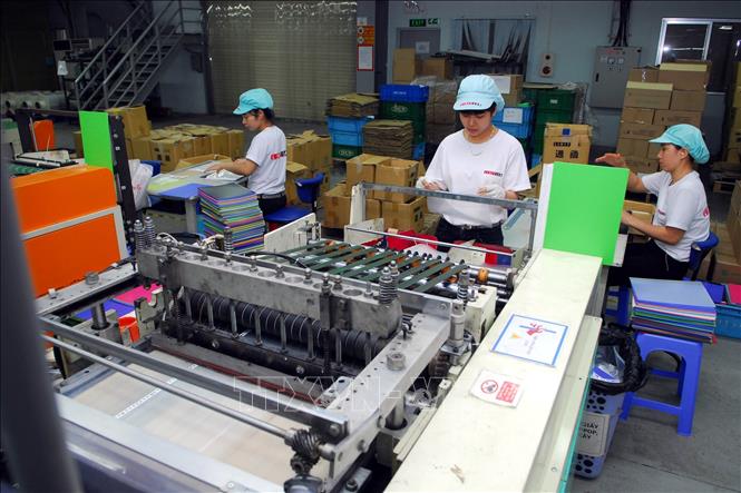 Trong ảnh: Sản xuất thiết bị văn phòng tại Công ty TNHH LIHIT LAB Việt Nam (vốn đầu tư của Nhật Bản), tại khu công nghiệp Nomura (Hải Phòng). Ảnh: Danh Lam – TTXVN