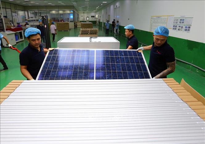 Trong ảnh: Sản xuất, lắp ráp tấm quang điện mặt trời tại Công ty TNHH chế tạo Canadian Solar Việt Nam (vốn đầu tư của Canada), tại khu công nghiệp VSIP Hải Phòng. Ảnh: Danh Lam – TTXVN
