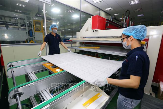 Trong ảnh: Sản xuất tấm quang điện mặt trời tại Công ty TNHH chế tạo Canadian Solar Việt Nam (vốn đầu tư của Canada), tại khu công nghiệp VSIP Hải Phòng. Ảnh: Danh Lam – TTXVN