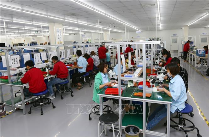 Trong ảnh: Dây chuyền sản xuất cuộn cảm in đa tầng và cuộn cảm dây cuốn xuất khẩu tại Công ty TNHH điện tử Chilisin Việt Nam (vốn đầu tư của Đài Loan-Trung Quốc) tại khu công nghiệp VSIP Hải Phòng. Ảnh: Danh Lam – TTXVN