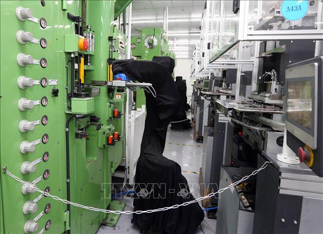 Trong ảnh: Dây chuyền sản xuất cuộn cảm in đa tầng và cuộn cảm dây cuốn xuất khẩu tại Công ty TNHH điện tử Chilisin Việt Nam (vốn đầu tư của Đài Loan-Trung Quốc) tại khu công nghiệp VSIP Hải Phòng. Ảnh: Danh Lam – TTXVN