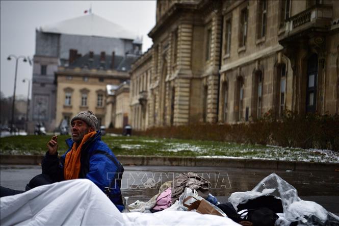Trong ảnh: Người vô gia cư trên một đường phố ở Paris, Pháp. Ảnh: AFP/TTXVN