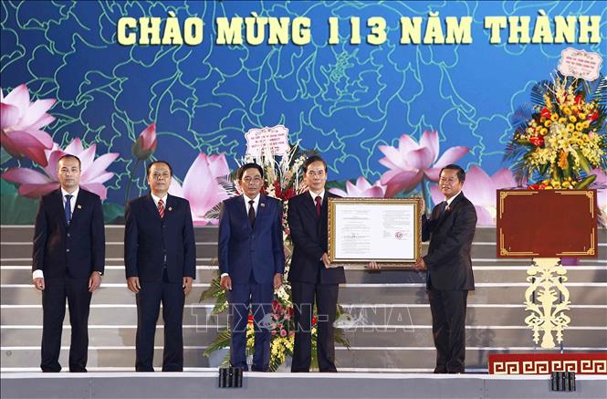 Trong ảnh: Phó Chủ tịch Quốc hội Đỗ Bá Tỵ trao Quyết định của Ủy ban Thường vụ Quốc hội thành lập thành phố Phúc Yên thuộc tỉnh Vĩnh Phúc. Ảnh: Văn Điệp - TTXVN