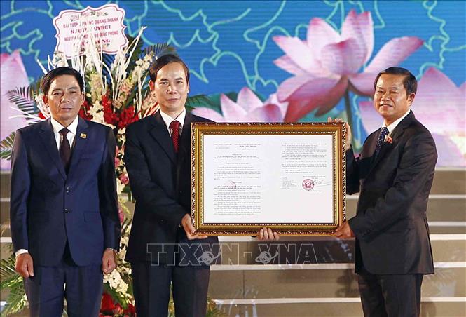 Trong ảnh: Phó Chủ tịch Quốc hội Đỗ Bá Tỵ  trao Quyết định của Ủy ban Thường vụ Quốc hội thành lập thành phố Phúc Yên thuộc tỉnh Vĩnh Phúc. Ảnh: Văn Điệp - TTXVN