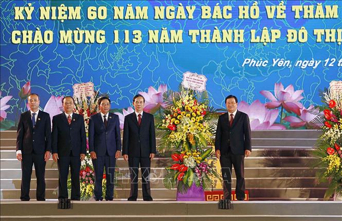 Trong ảnh: Phó Thủ tướng Trịnh Đình Dũng tặng hoa chúc mừng lãnh đạo thành phố Phúc Yên thuộc tỉnh Vĩnh Phúc. Ảnh: Văn Điệp - TTXVN