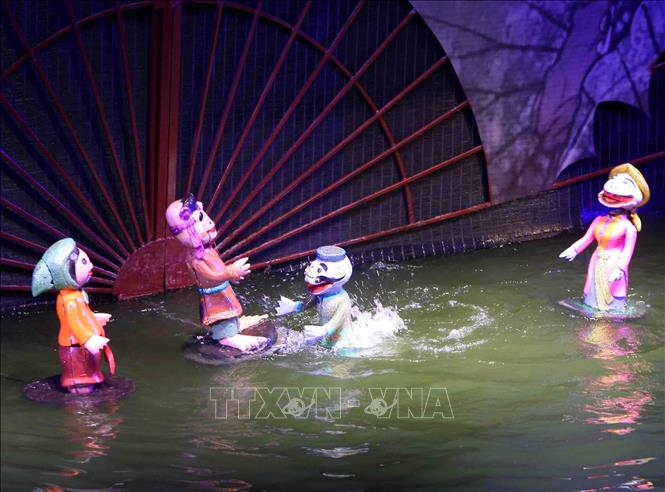 Trong ảnh: Một cảnh trong vở rối “Trê và Cóc” của Nhà hát múa Rối Việt Nam tham dự liên hoan. Ảnh: Thanh Tùng-TTXVN