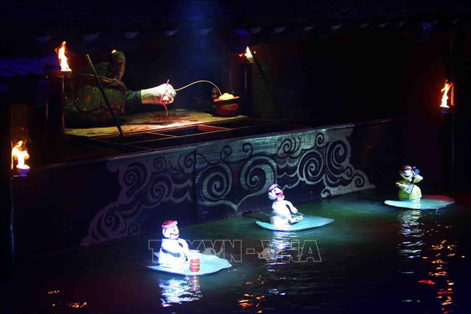 Trong ảnh: Một cảnh trong vở rối “Trê và Cóc” của Nhà hát múa Rối Việt Nam tham dự liên hoan. Ảnh: Thanh Tùng-TTXVN