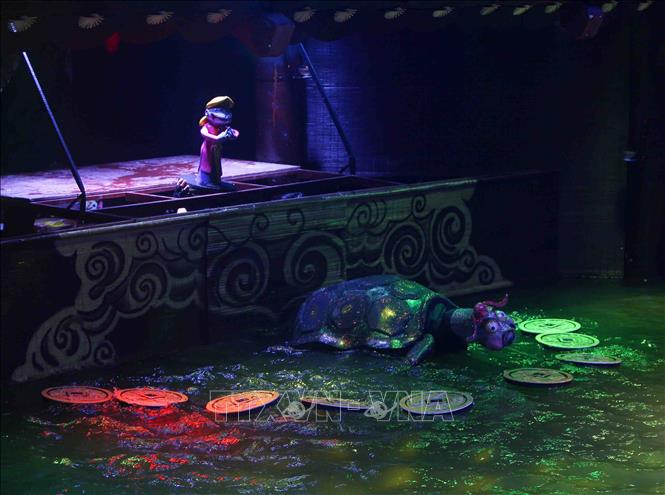 Trong ảnh: Một cảnh trong vở rối “Trê và Cóc” của Nhà hát múa Rối Việt Nam tham dự liên hoan. Ảnh: Thanh Tùng-TTXVN