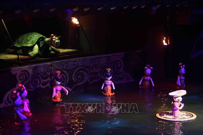 Trong ảnh: Một cảnh trong vở rối “Trê và Cóc” của Nhà hát múa Rối Việt Nam tham dự liên hoan. Ảnh: Thanh Tùng-TTXVN