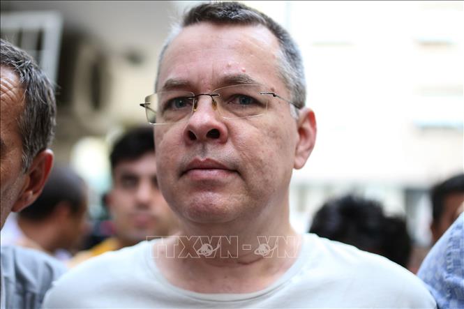 Trong ảnh: Mục sư  Andrew Craig Brunson bị cảnh sát áp giải về nhà riêng ở Izmir ngày 25/7/2018. Ảnh: AFP/ TTXVN