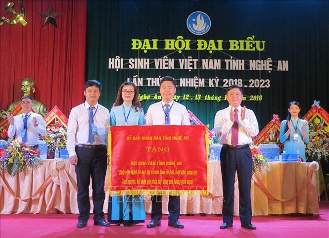 Trong ảnh: Ủy viên dự khuyết Trung ương Đảng, Phó Bí thư Tỉnh ủy, Chủ tịch UBND tỉnh Nghệ An Thái Thanh Quý tặng bức trướng cho tập thể Hội Sinh viên Việt Nam tỉnh Nghệ An. Ảnh: Nguyễn Oanh - TTXVN