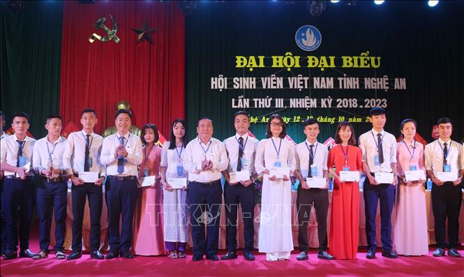 Trong ảnh: Tặng 25 suất học bổng, mỗi suất trị giá 1 triệu đồng được trao tặng các sinh viên có hoàn cảnh khó khăn vươn lên học tốt. Ảnh: Nguyễn Oanh-TTXVN