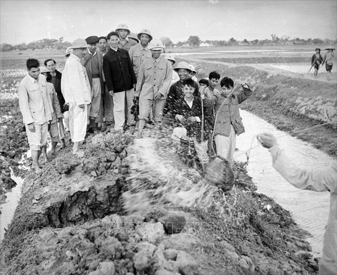 Trong ảnh: Chủ tịch Hồ Chí Minh thăm nông dân xã Đại Thanh, Hà Đông (nay thuộc huyện Thanh Trì, Hà Nội), ngày 12/1/1958. Ảnh: Tư liệu TTXVN
