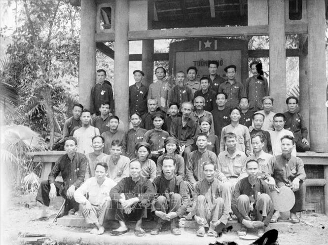 Trong ảnh: Chủ tịch Hồ Chí Minh với các Anh hùng, chiến sĩ thi đua ngành Nông nghiệp dự Đại hội Liên hoan Anh hùng, Chiến sĩ thi đua toàn quốc lần thứ I, năm 1952, tại Việt Bắc. Ảnh: Tư liệu TTXVN